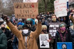 Manifestantes se reunieron para una protesta afuera del centro de gobierno del Condado Hennepin, antes de que el juicio al ex agente de policía de Minnesota Derek Chauvin por la muerte de George Floyd pasara al jurado. Abril 19 de 2021.