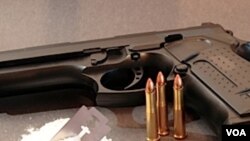 Las autoridades decomisaron el cargamento de pseudoefedrina, dos armas y coches de lujo.