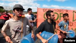 Des manifestants lors d'une marche à Brasilia, 15 juin 2014.