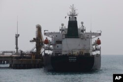 ایرانی آئل ٹینکر فارچون وینزویلا کی ایک بندرگاہ پر خام تیل اتارنے کے لیے لنگر انداز ہے۔ 25 مئی 2020