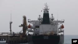 Kapal tanker pembawa minyak milik Iran, Fortune, berlabuh di kilang El Palito dekat Puerto Cabello, Venezuela, pada 25 Mei 2020. (Foto: AP/Ernesto Vargas)