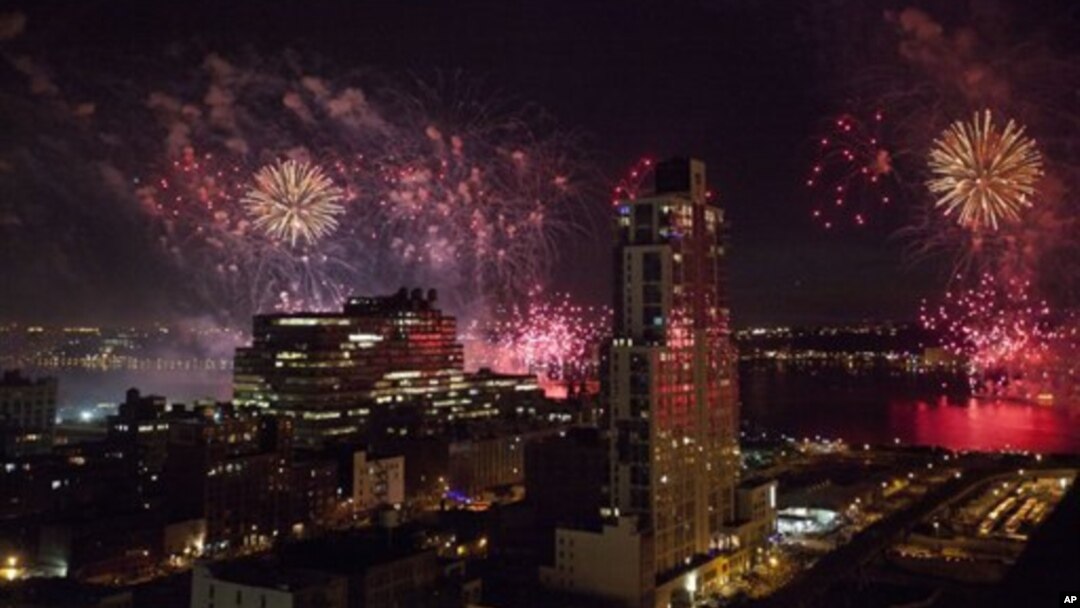 Kembang api raksasa menyelimuti angkasa Sungai Hudson dan sisi barat Manhattan di New York dalam Perayaan HUT Kemerdekaan AS tahun lalu (Foto: dok).