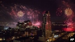 Kembang api raksasa menyelimuti angkasa Sungai Hudson dan sisi barat Manhattan di New York dalam Perayaan HUT Kemerdekaan AS tahun lalu (Foto: dok).