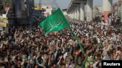 Para pendukung dari kelompok militan Islam Tehrik-e-Labaik Pakistan (TLP) berunjuk rasa di Lahore, Pakistan, pada 22 Oktober 2021. (Foto: Reuters/Mohsin Raza)