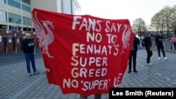 Fans Liverpool memprotes rencana pembentukan kompetisi Liga Super Eropa dalam unjuk rasa di luar stadion, di Leeds, Inggris, Senin, 19 April 2021. (Foto: Reuters)