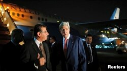  John Kerry ariko yakirwa n'umushikiranganji ajejwe imigenderanire w'igihugu ca Misiri, Nabil Habashi igihe yashika i Cairo italiki 21 z'ukwezi kw'iindwi, umwaka w'2014.