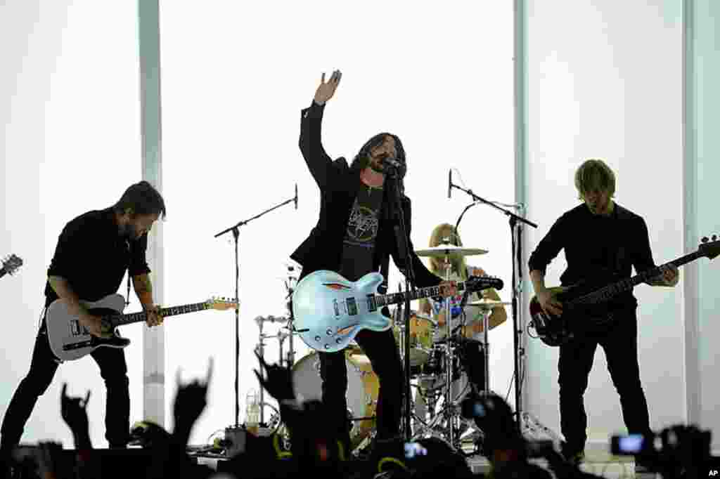 Dave Grohl,center, and the Foo Fighters performs at the 54th annual Grammy Awards in Los Angeles, February 12, 2012. (AP Photo/Chris Pizzello)