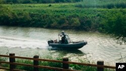 Un bote de la Patrulla Fronteriza de Estados Unidos navega por el Río Bravo cerca de donde se encontraron los cadáveres del migrante salvadoreño Oscar Alberto Martínez Ramírez y su hija Valeria, de casi 2 años, en Matamoros, México, el lunes 24 de junio de 2019.