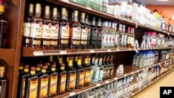 ARCHIVO - Anaqueles de una tienda exhiben botellas de ron para su venta en una tienda de vinos y licores de Harmony, Pensilvania, el sábado 22 de enero de 2022. 