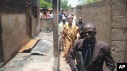 Gubernur negara bagian Borno Kashim Shettima mengunjungi lokasi masjid yang diserang di Konduga (13/8) oleh kelompok Boko Haram. (AP/Abdulkareem Haruna)