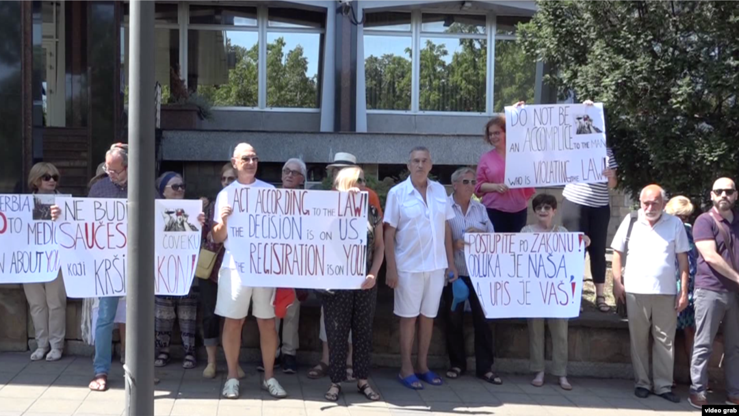 Protest članova jevrejske zajednice ispred Ministarstva pravde zbog odbijanja da se u Registar crkava i verskih zajednica upiše ime novoizabranog predsednika Jevrejske opštine Beograd, Aleksandra Saše Jinkera, u Beogradu, 23. jula 2019.