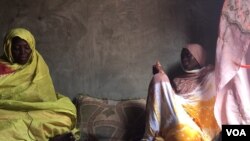 M’Barka Mint Yarba and her mother Oulmoulkhair sit on the floor of their still unfinished home in Mellah (E. Sarai/VOA)