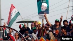 Para pendukung Muhammad Tahirul Qadri, ulama Sufi Pakistan dan pemimpin partai Awami Tehreek melakukan unjuk rasa di Lahore (14/8).