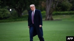 El presidente Donald Trump llega a la Casa Blanca en Washington, D.C., el 1 de octubre de 2020, luego de los eventos de campaña en Nueva Jersey.