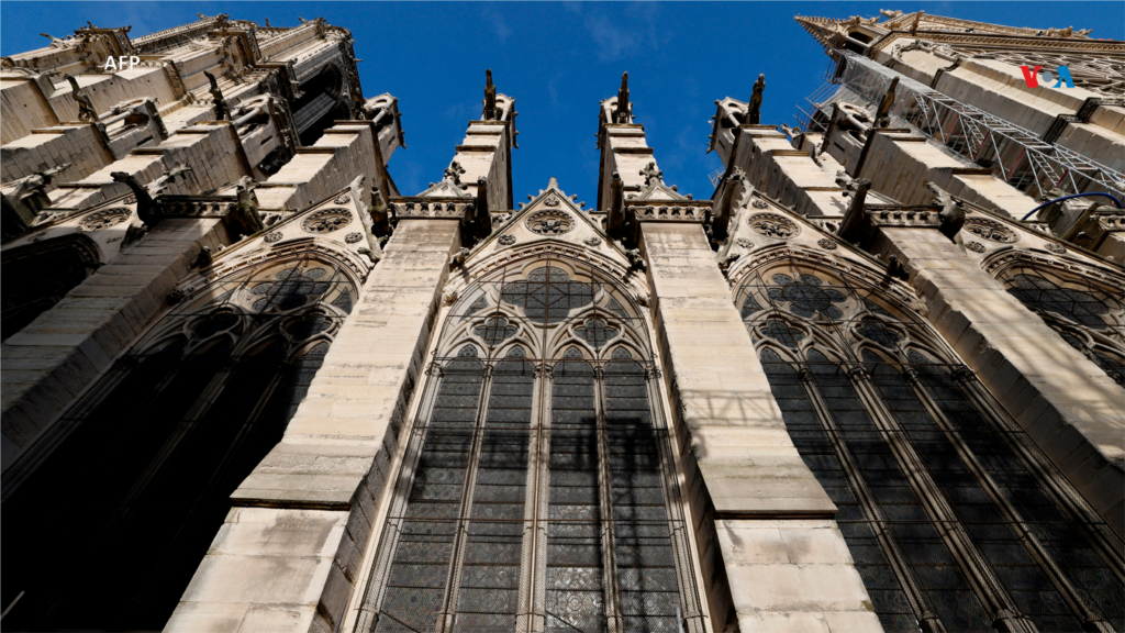 Parte de la fachada de la catedral de Notre-Dame de París, donde unas 250 empresas y cientos de expertos se movilizaron para su restauración.