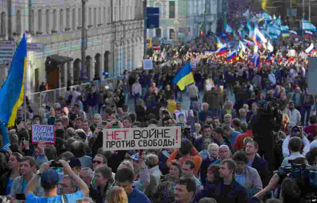 People carry a banner reading &quot;no war against freedom&quot; during an anti-war rally in downtown Moscow,&nbsp; Sept. 21, 2014. 