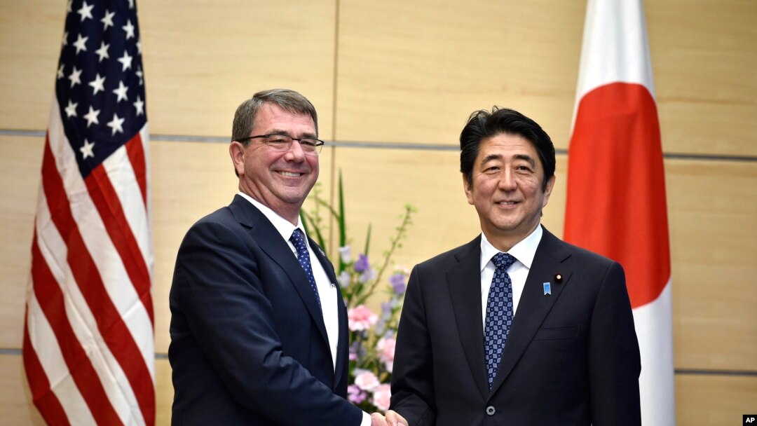 Menhan Amerika Ashton Carter bertemu PM Jepang Shinzo Abe di Tokyo, Rabu (8/4).