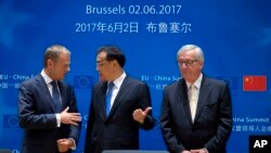 Le président chinois Li Keqiang, au centre, discute avec le président du Conseil européen Donald Tusk, à gauche, et le président de la Commission européenne Jean-Claude Juncker lors du sommet Chine-UE à Bruxelles, 2 juin 2017.