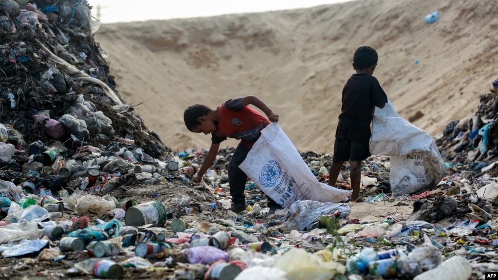 Trẻ em lục lọi tại một bãi rác ở Khan Yunis, phía Nam Dải Gaza, vào ngày 15/10/2024, trong bối cảnh cuộc chiến đang diễn ra giữa Israel và nhóm chiến binh Palestine Hamas.