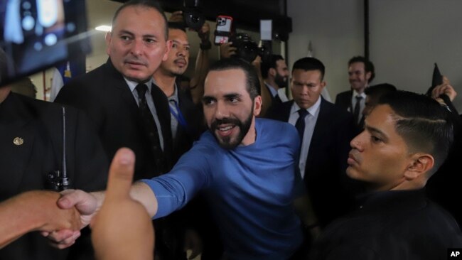 Seguidores del presidente de El Salvador, Nayib Bukele, lo saludan después de que acudiera al Tribunal Supremo Electoral a registrarse como candidato para las elecciones presidenciales del 2024 el viernes 27 de octubre de 2023 en El Salvador. 