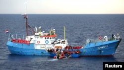 Des migrants dans le bateau allemand "Juventa", saisi par les autorités, le long des côtes lybiennes le 18 juin 2017.