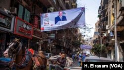 Une banderole de campagne du président Abdel Fattah el-Sissi à la présidentielle, dans le centre-ville du Caire, le 8 mars 2018.