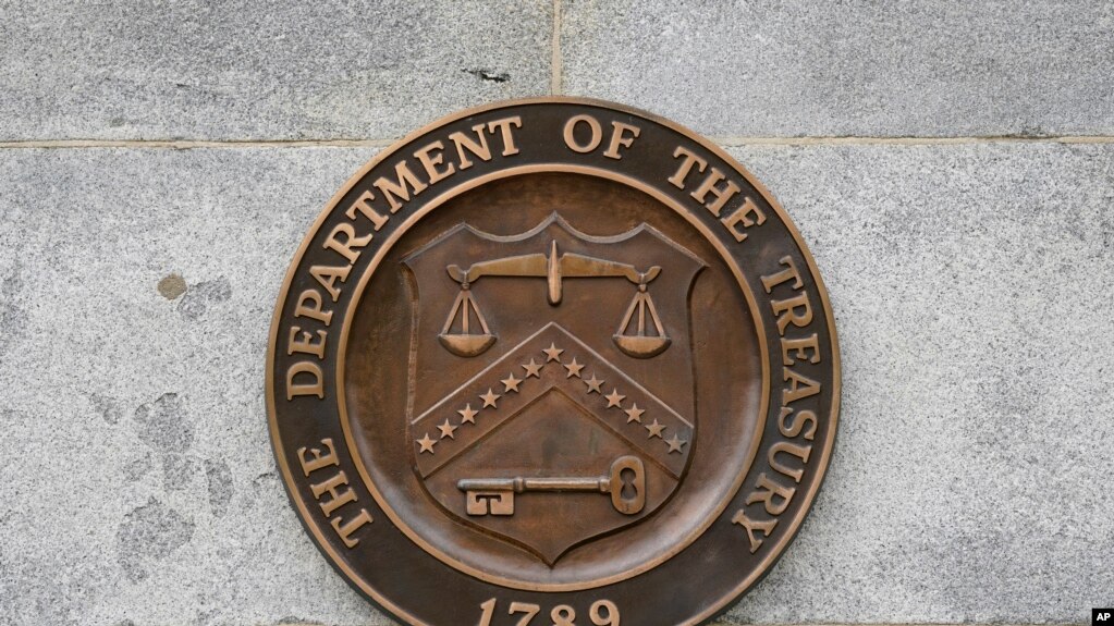 2021年5月4日，美国财政部大楼外的美国财政部徽标。（美联社照片）(photo:VOA)