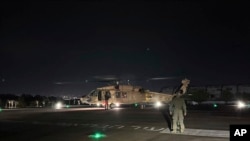 En esta imagen proporcionada por el ejército israelí, un helicóptero de la fuerza aérea israelí con dos rehenes rescatados se ve en el centro médico Sheba en Ramat Gan, Israel, el lunes 12 de febrero de 2024. 