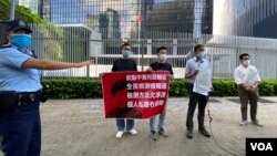 多名民主派區議員8月7日下午到政府總部”公民廣場”外召開記者會，抗議特首林鄭月娥聘用3間中資化驗所進行全民病毒檢測，有警員上前警告他們涉嫌違反公眾地方不可以超過2人聚集的防疫”限聚令”。(美國之音湯惠芸拍攝)