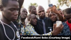 Kemi Séba, de son vrai nom Stellio Capochichi, l’un des instigateurs du mouvement contre le franc CFA, expulsé du à Sénégal, Daka, 14 septembre 2017. (Facebook/Kemi Seba)