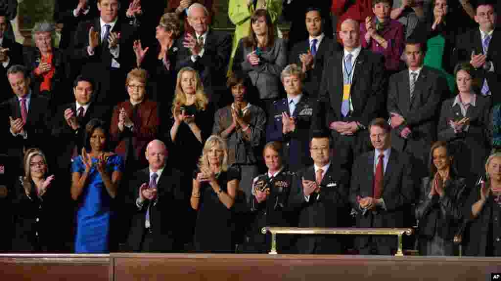 第一夫人米歇尔•奥巴马和应邀出席国情咨文演讲的来宾。前排左起：杰基•布雷、米歇尔•奥巴马、退役上校马克•凯利、吉尔•拜登、中士阿什蕾•伯格等。(AP Photo/Susan Walsh)