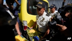 Agentes de policía cargan una caja con evidencias recogidas en la sede del Movimiento Semilla en Ciudad de Guatemala, el 21 de julio de 2023. 