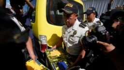 Agentes de policía cargan una caja con evidencias recogidas en la sede del Movimiento Semilla en Ciudad de Guatemala, el 21 de julio de 2023. 