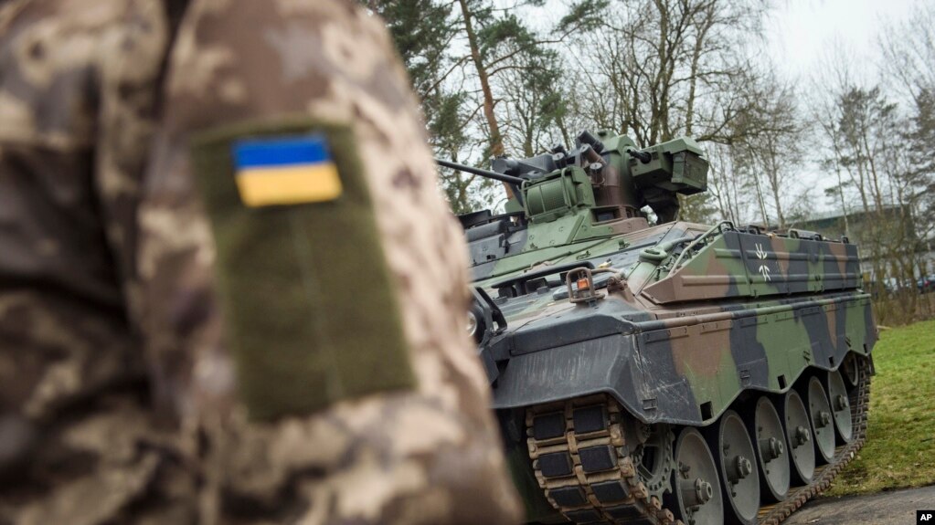 Un soldado ucraniano frente a un vehículo de combate de infantería Marder en el área de entrenamiento de la Bundeswehr de las fuerzas alemanas en Munster, Alemania, el 20 de febrero de 2023.