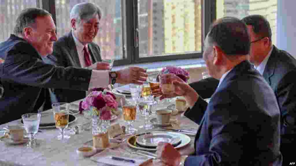 مایک پمپئو وزیر خارجه آمریکا چهارشنبه شب میزبان کیم یونگ چول مقام ارشد کره شمالی بود. وقتی از او درباره جلسه پرسیدند، به شوخی گفت، شام خوبی بود: استیک، ذرت و پنیر