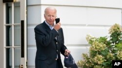 조 바이든 미국 대통령이 7일 전용 헬기 '마린원'에 탑승하기 위해 백악관 남쪽 뜰로 걸어나오고 있다.