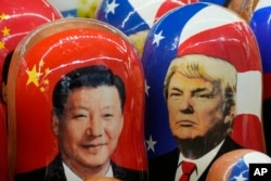 Boneka Matryoshka bergambar Presiden Xi Jinping dan Donald Trump dijual di St. Petersburg, Rusia, pada 21 November 2024. (Foto: AP)