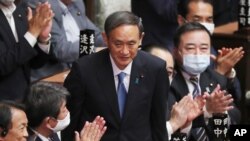 Yoshihide Suga es aplaudido después de ser elegido nuevo primer ministro de Japón en la cámara baja del parlamento en Tokio, el miércoles 16 de septiembre de 2020. 