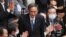 Yoshihide Suga es aplaudido después de ser elegido nuevo primer ministro de Japón en la cámara baja del parlamento en Tokio, el miércoles 16 de septiembre de 2020. 