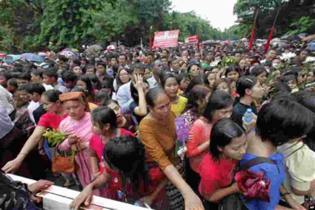 (၆၇) ကြိမ်မြောက် အာဇာနည်နေ့ အခမ်းအနားသို့ တက်ရောက်လာကြတဲ့ ပြည်သူပြည်သားများ ဗိုလ်ချုပ်အောင်ဆန်း နဲ့ အာဇာနည်ခေါင်းဆောင်ကြီးများကို အလေးပြုဂါရဝပြုရန် စောင့်စားနေကြစဉ် (ဇူလိုင် ၁၉၊ ၂၀၁၄)။ &nbsp;