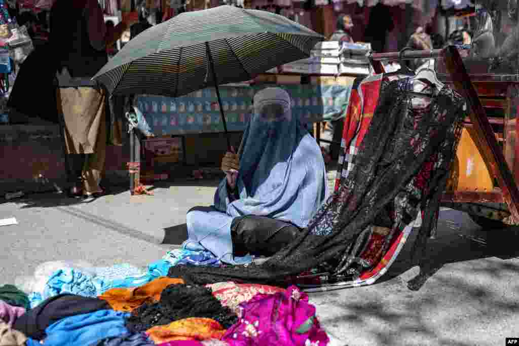 زن دستفروش در آستانهٔ عید در کابل &nbsp;