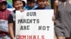 اپنے والدین کے ساتھ غیر قانونی طور پر امریکہ میں داخل ہونے والے بچوں کا مظاہرہ۔ فائل فوٹو