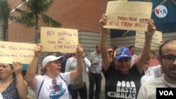 El sábado, decenas de manifestantes se tomaron las calles de Caracas, pidiendo por “la liberta de Venezuela”. [Foto: Álvaro Algarra]