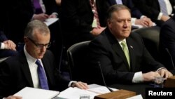 El director de la CIA, Mike Pompeo, derecha, afirma que no tienen evidencia suficiente para afirmar de los supuestos vínculos de los llamados colectivos con grupos terroristas internacionales. 