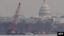 Na mjestu na kojem se nalaze ostaci aviona u rijeci Potomac postavljena je dizalica koja bi u ponedjeljak trebala da počne vaditi olupinu. (Foto: AFP/Roberto Schmidt)