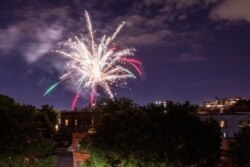 Fuegos artificiales iluminan el cielo sobre el vecindario Bedford-Stuyvesant del barrio de Brooklyn de la ciudad de Nueva York, Nueva York. 20 de junio de 2020.