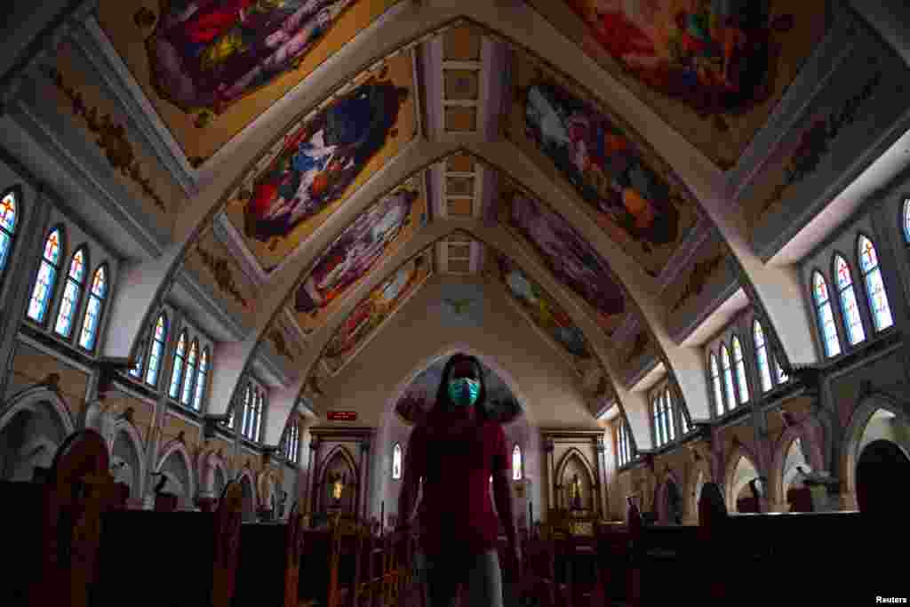 انڈونیشیا کے جزیرے مشرقی جاوا کے ایک گرجا گھر میں پابندی کے سبب ایک بھی عبادت گزار نہیں پہنچ سکا۔ چرچ کی تمام نشستیں خالی رہیں۔