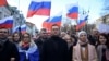 Ruski opozicioni aktivista Aleksej Navalni, u centru levo, uz ženu Juliju, učestvuje u martu sećanja na opozicionog lidera Borisa Nemcova u Moskvi, Rusija, 29. marta 2020.