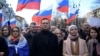 Alexei Navalny e esposa, Yulia (dir), numa marcha em memória do opositor Boris Nemtsov, em Moscovo, 29 de fevereiro de 2020