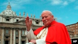 ARCHIVO: EL papa Juan Pablo II saluda a los fieles en la Plaza de San Pedro del Vaticano el 23 de abril de 1997.